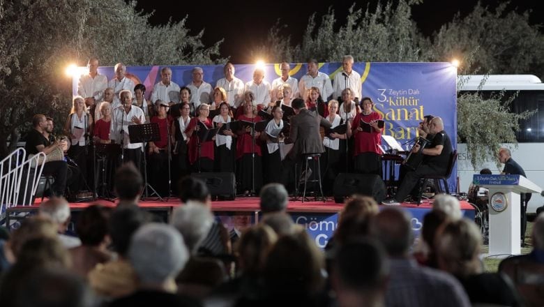 Uluslararası Folklör Ekipleri Gömeç'i Şenlendirdi