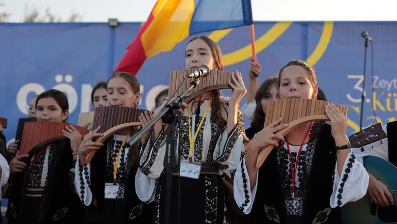 Uluslararası Folklör Ekipleri Gömeç'i Şenlendirdi