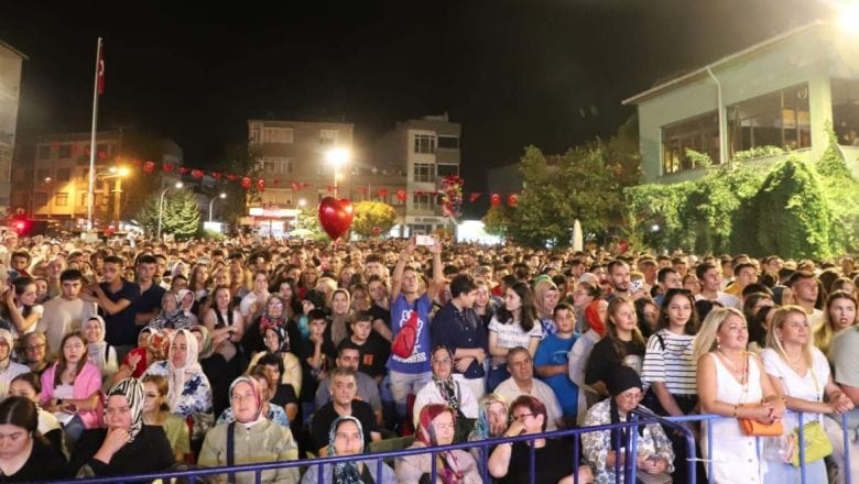 Ümit Besen Şarkılarıyla Gönen'i Coşturdu