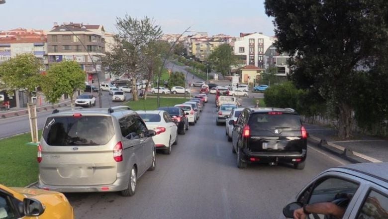 Bandırma'da Araçlarda Kuyruk Oluşuyor!
