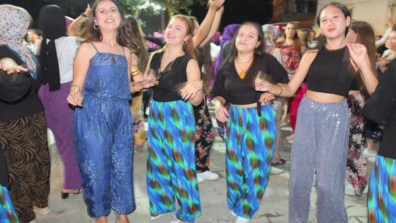 Burhaniye'de Köylü Kadınlardan Şalvar Gecesi