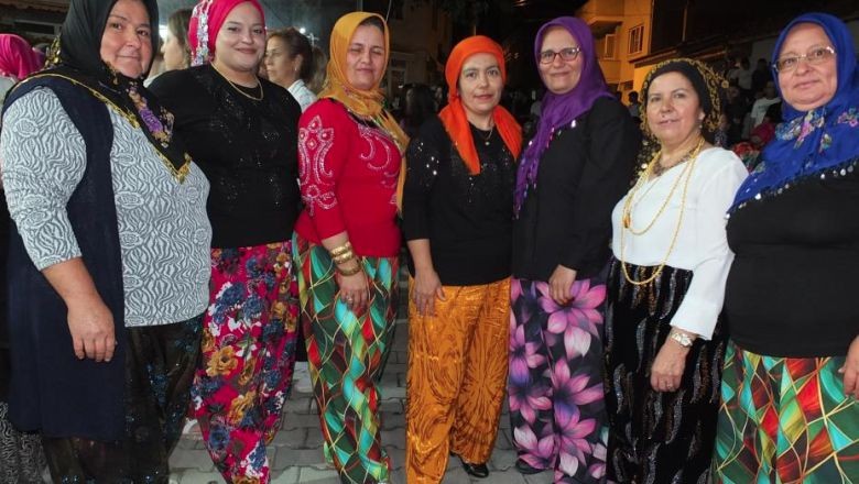 Burhaniye'de Köylü Kadınlardan Şalvar Gecesi