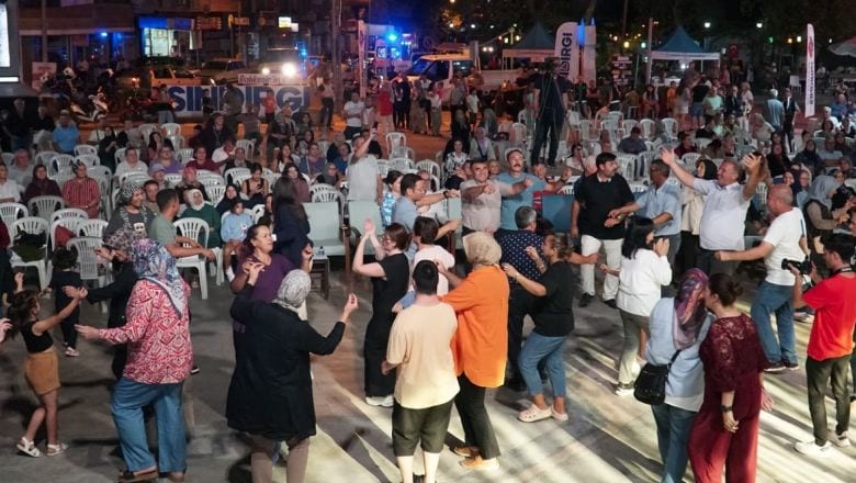 Osman Çiçek Sındırgı’yı Türkü Diyarına Çevirdi!