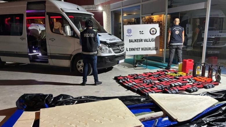 Balıkesir'de İki Araç İçinde Çıkan Göçmen Tehlikesi
