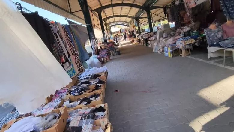 Perşembe Pazarında Tezgâhlar Dolu Alıcılar Yok