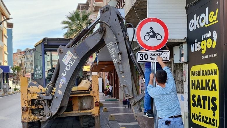Bigadiç Belediyesi'nde Levha Değişimi