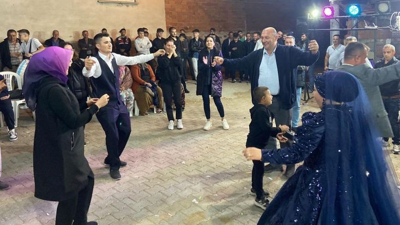 Başkan Göksel Düğüne Renk Kattı