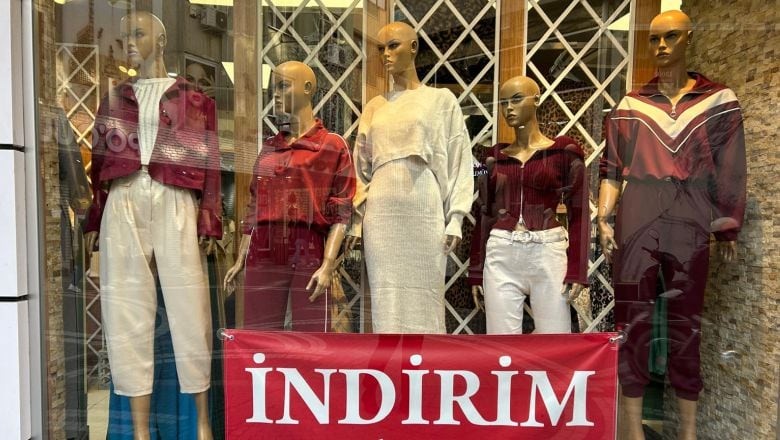 Balıkesir'de Mağazalarda Sezon Sonu İndirimleri Başladı