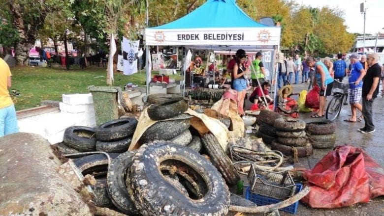 Denizden Çıktı! Araç Lastiklerini Gören Hayrete Düştü!