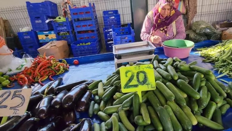 Perşembe Pazarında Tezgâhlar Dolu Alıcılar Yok
