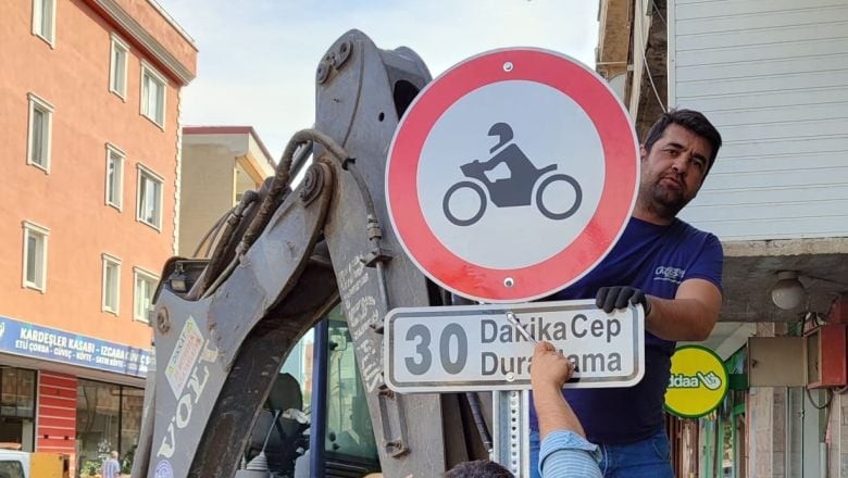 Bigadiç Belediyesi'nde Levha Değişimi