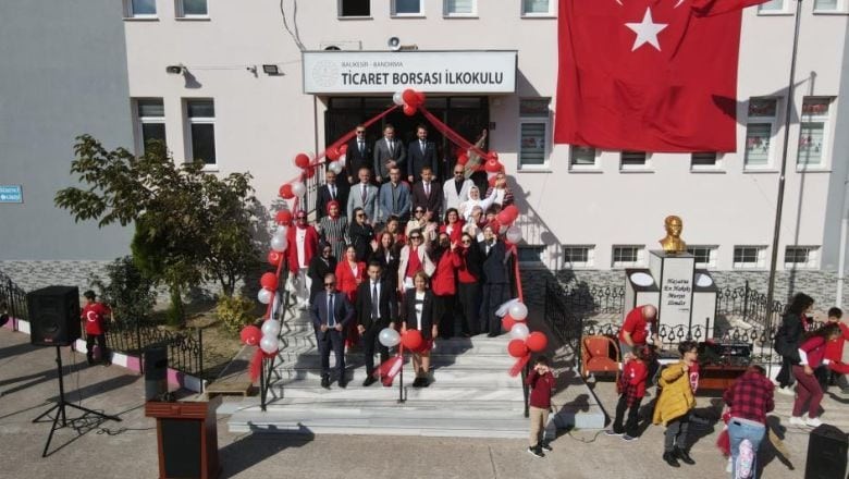 300 Öğrenciden "Ay Yıldız" Koreografisi