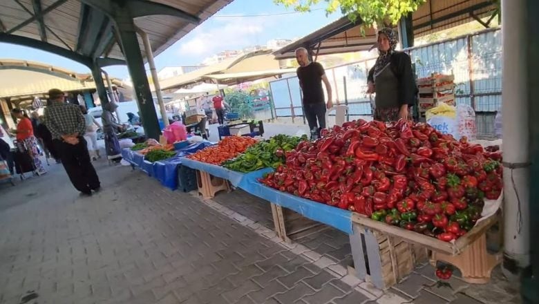 Perşembe Pazarında Tezgâhlar Dolu Alıcılar Yok