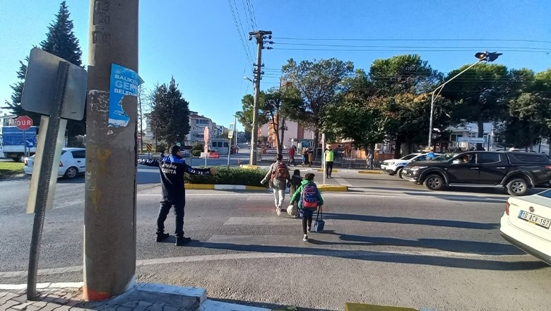Balıkesir Zabıtasından Okul Önlerinde Sıkı Denetim Balıkesir Zabıtasından Okul Önlerinde Sıkı Denetim