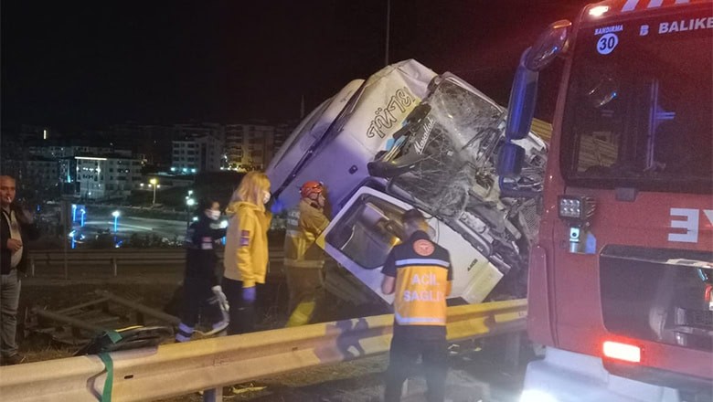 Bandırma'daki Tır Kazasında Yaralanan Sürücü Hayatını Kaybetti Bandırma'daki Tır Kazasında Yaralanan Sürücü Hayatını Kaybetti