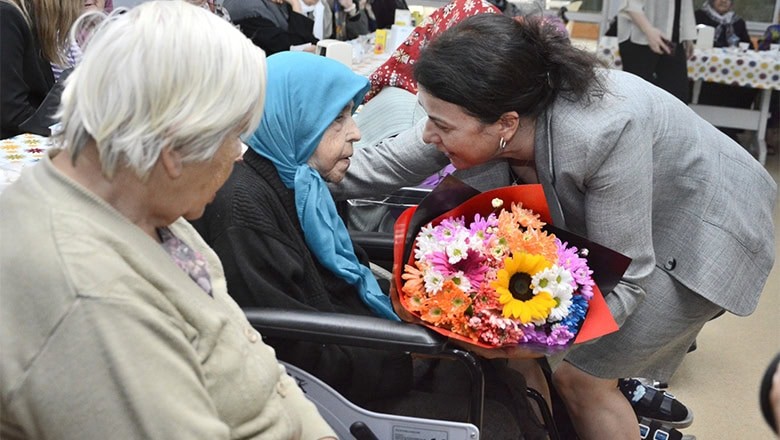 Büyükşehir Belediyesi'nden Yaşlılara Anlamlı Ziyaret