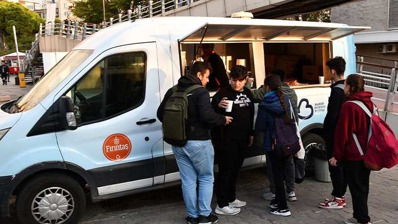 Öğrenciler Büyükşehir'in Çorba İkramından Memnun Öğrenciler Büyükşehir'in Çorba İkramından Memnun