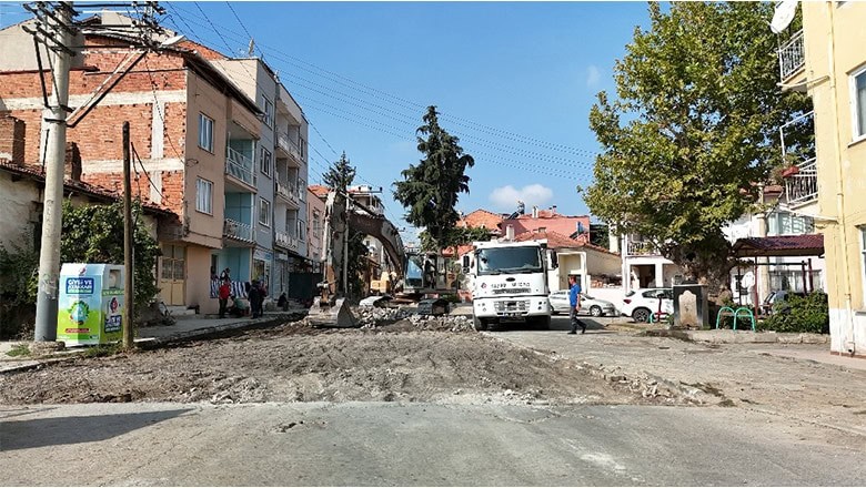Sındırgı'da Altyapı ve Bozuk Yollar Ne Olacak? Altyapı ve sorun olan yollarda tamirat çalışması
