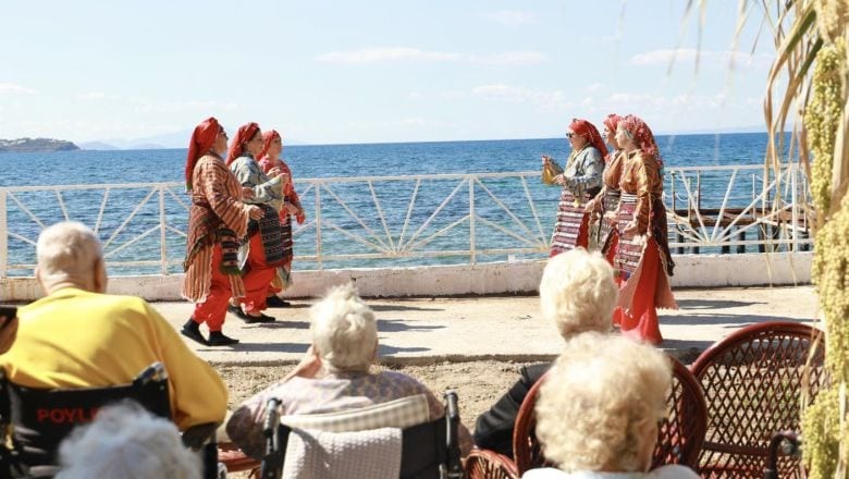 Burhaniye'de Sevgi Elleri Huzurevlerine Uzandı