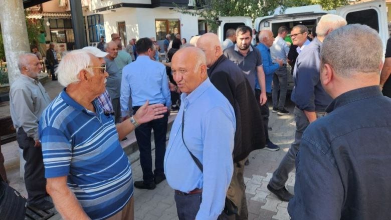 Damat Cinnet Geçirdi Akrabaları Veda Etti Eşinden ayrılmak isteyen kadının kocası eşinin annesi ve baldızını öldürdü.Ölenler için cenaze töreni yapıldı