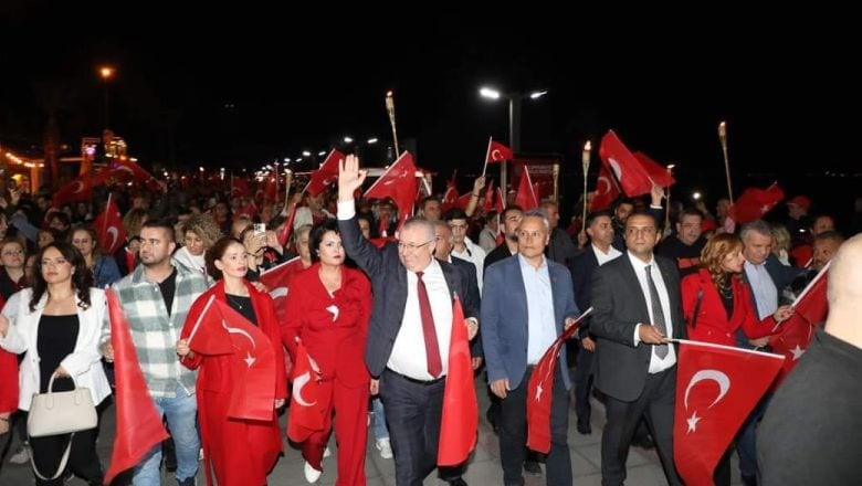 Edremit’te Yüzlerce Kişi Cumhuriyet İçin Yürüdü