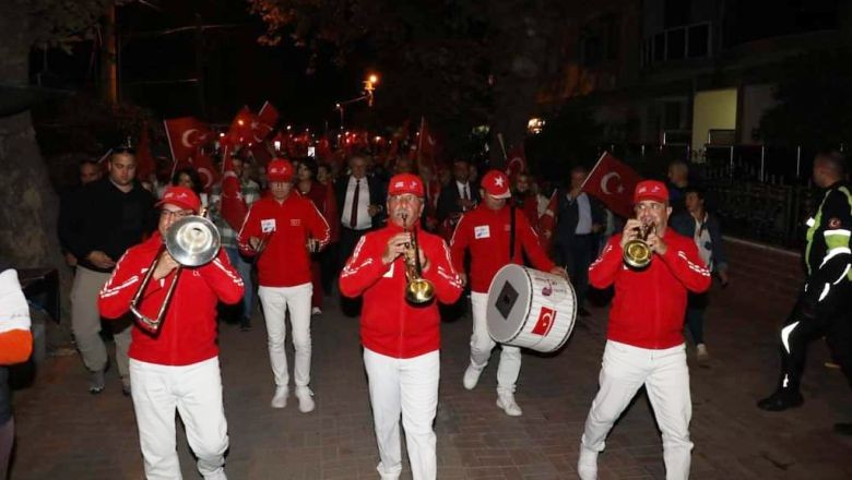 Edremit’te Yüzlerce Kişi Cumhuriyet İçin Yürüdü