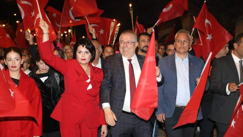 Edremit’te Yüzlerce Kişi Cumhuriyet İçin Yürüdü