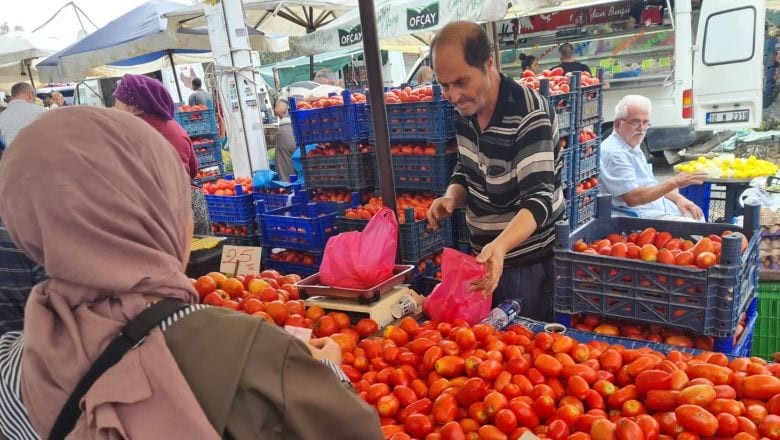 Edremit’te Pazarın Zam Şampiyonu Bamya oldu
