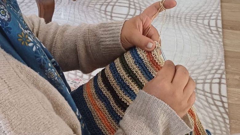 Evde Çanta Örerek Aile Ekonomisine Destek Oluyorlar