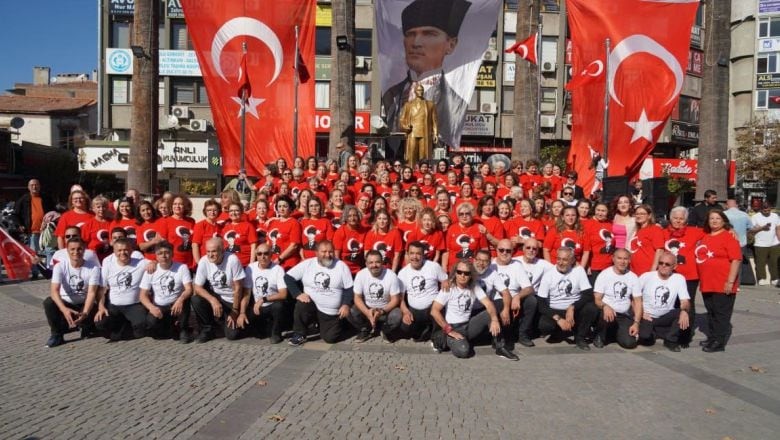 Meydanda Harmandalı Fırtınası Esti