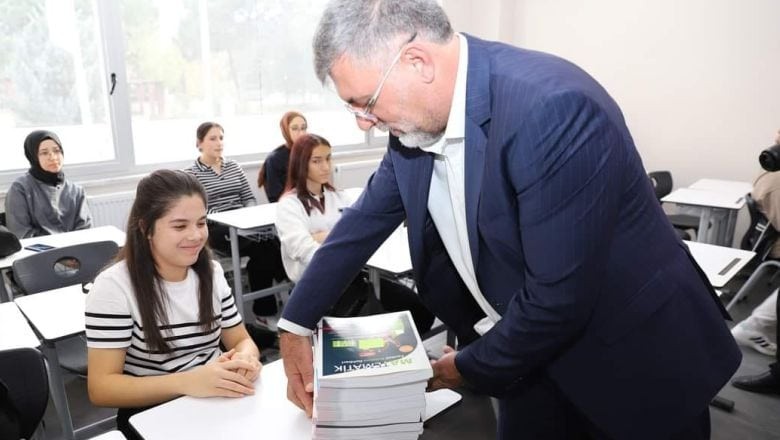 Kepsut Belediyesi'nden Gençlere Ücretsiz Kitap Seti