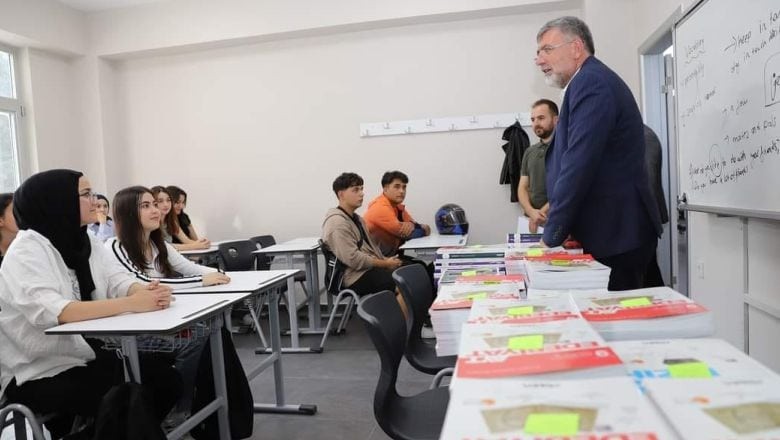 Kepsut Belediyesi'nden Gençlere Ücretsiz Kitap Seti
