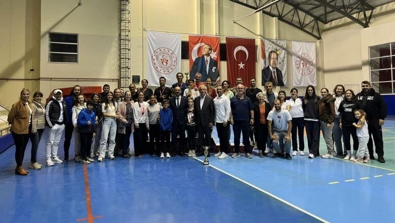 Erdek'te Sporcular Ödüllendirildi