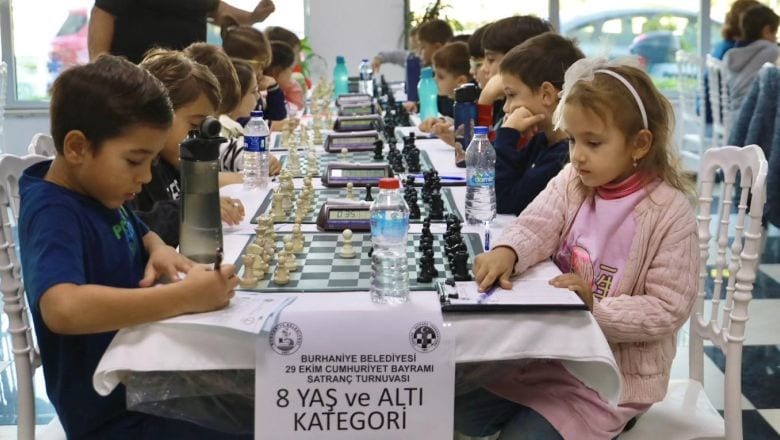 Burhaniye'de Zihinler Savaşıyor! Turnuva Başladı