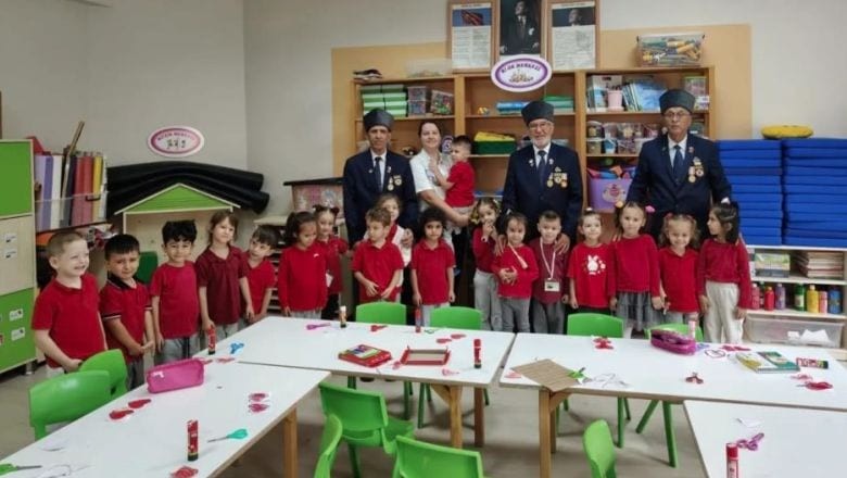 Karesi’de Minikler Vatan Sevgisini Sahneye Taşıdı