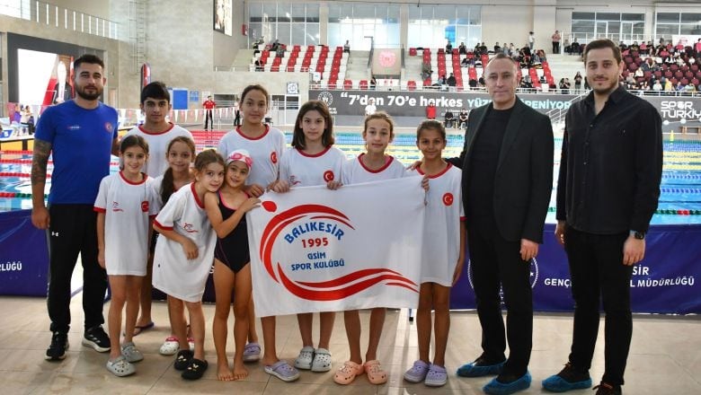 Balıkesirli Sporcular Cumhuriyet İçin Kulaç Atıyor