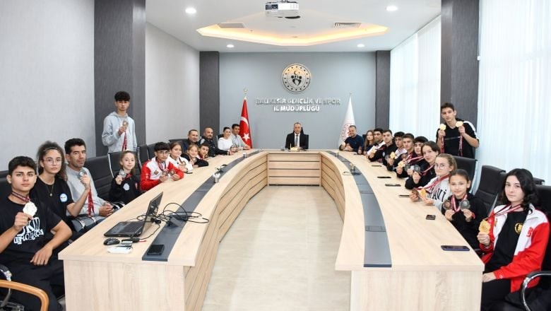 Şampiyonlara Bir Madalyada Müdür Özalp'ten
