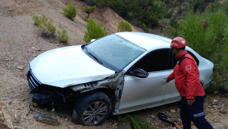 Balıkesir'de 3 Kişinin Bulunduğu Otomobil Şarampole Uçtu