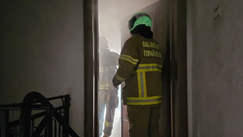 Kepsut'ta 2 Katlı Ev Alev Aldı