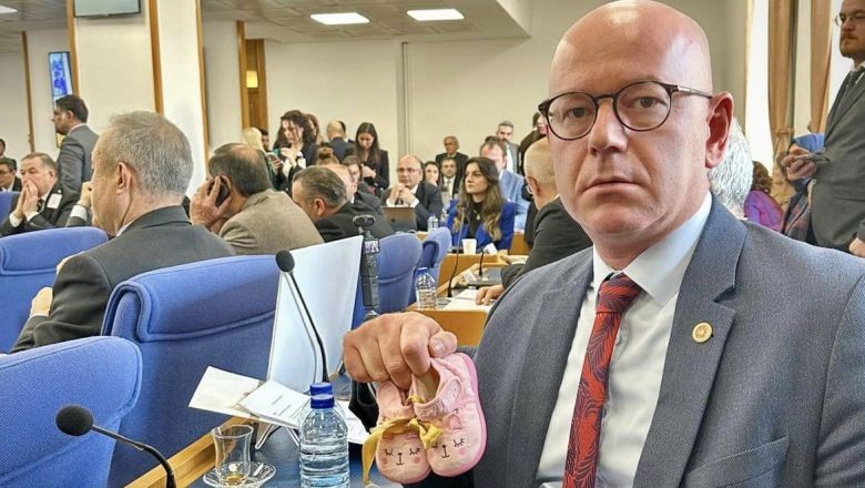 Sarı'dan Bakan Memişoğlu'na Bebek Patiği