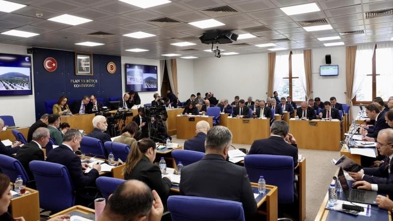 Sarı'dan Bakan Memişoğlu'na Bebek Patiği