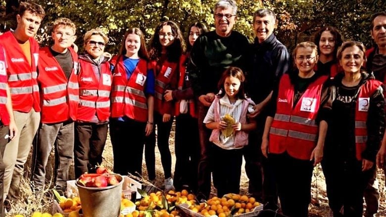 Bahçesindeki Mandalina, Portakal Ve Narları Kızılay’a Bağışladı