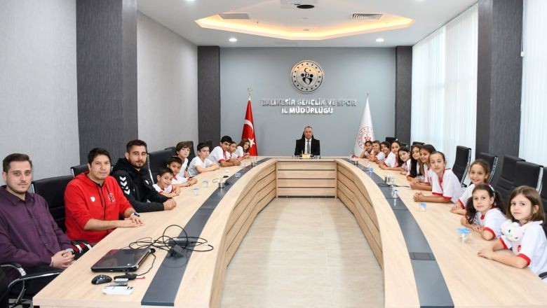 Şampiyonlara Bir Madalyada Müdür Özalp'ten