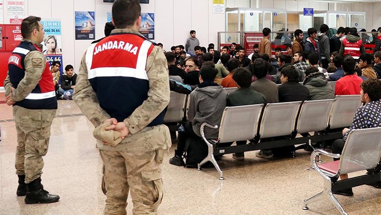 Balıkesir'de 1 Haftada 54 Düzensiz Göçmen Yakalandı Balıkesir'de 1 Haftada 54 Düzensiz Göçmen Yakalandı