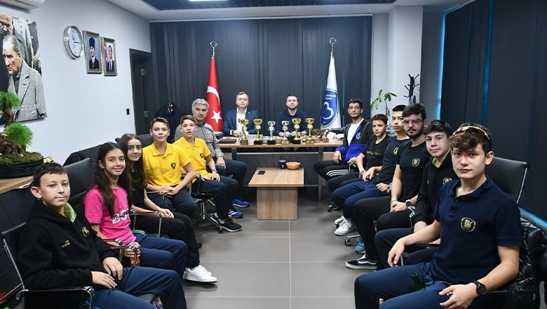 Büyükşehir'in Şampiyon Triatloncularından Kulübe Ziyaret Büyükşehir'in Şampiyon Triatloncularından Kulübe Ziyaret