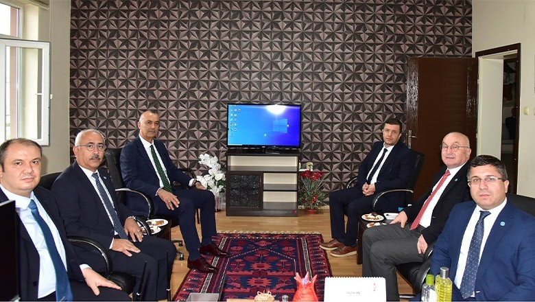 Rektör Oğurlu’dan Sındırgı ve Bigadiç’e Ziyaret Rektör Oğurlu’dan Sındırgı ve Bigadiç’e Ziyaret