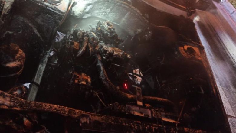 Balıkesir'de Trafik Işıklarında Bekleyen Araç Alev Aldı
