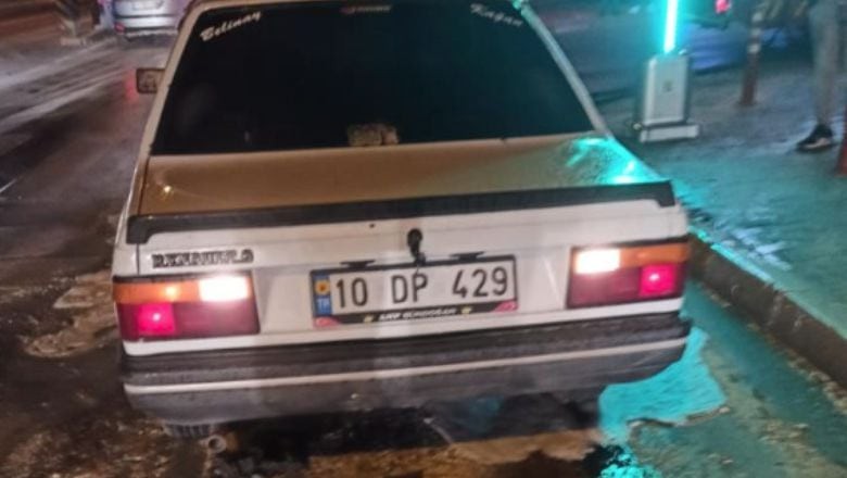Balıkesir'de Trafik Işıklarında Bekleyen Araç Alev Aldı