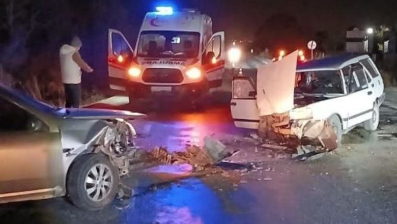Gönen'de İki Araç Kafa Kafaya Çarpıştı