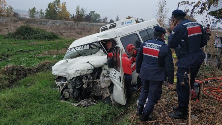 Balıkesir'de Zincirleme Kaza! Çalıntı Minibüs Sıkıştı
